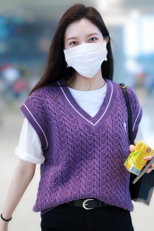 宋妍霏就是个时髦精
,穿紫色针织短袖搭白色T恤,初秋就这样穿-第4张 宋妍霏就是个时髦精,穿紫色针织短袖搭白色T恤
,初秋就这样穿-第4张