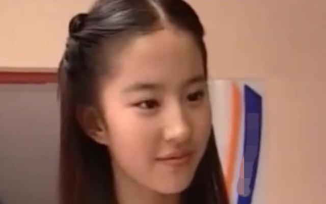 Liu Yifei S 16 Year Old Interview Photos Were Exposed Confident And Generous In The Face Of The Media With A Refined Temperament Luju Bar