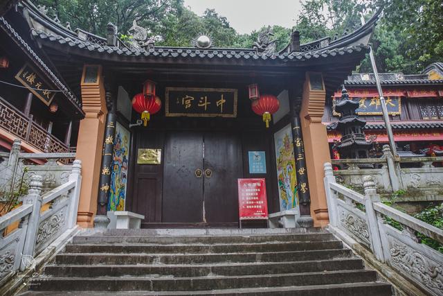 【临海】浙江一座仅百余米的山，有鉴真大师曾待过的寺庙，还有4座古塔