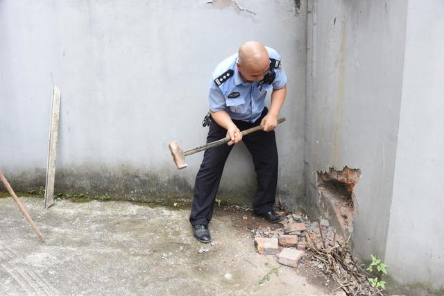 抗洪|洪水来袭，7旬老人坚决不离家上门4次，民警涉水劝解砸墙救人