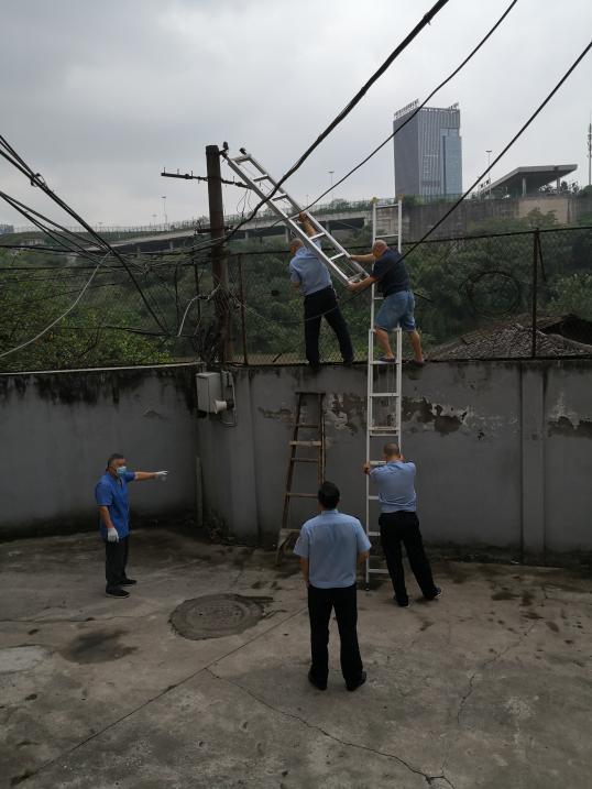 抗洪|洪水来袭，7旬老人坚决不离家上门4次，民警涉水劝解砸墙救人