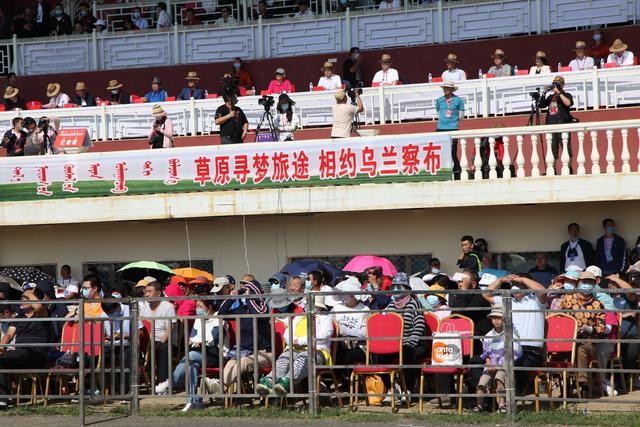 乌兰察布草原飞行大会开幕__飞行表演队展翅草原上空