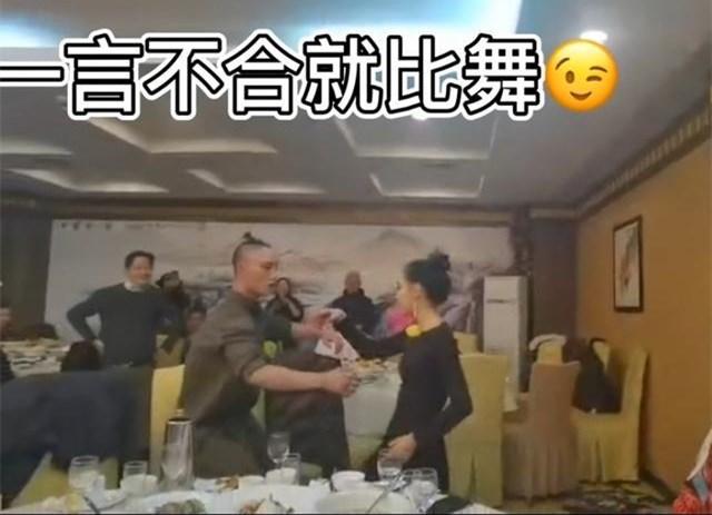 62岁杨丽萍现身饭局！异性徒弟搂腰跳舞，饭桌翻腾跳跃被指不合适