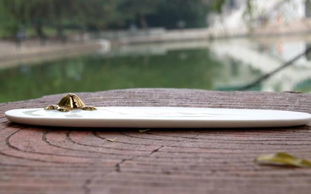 东方之美“中国白”，一缕檀香静自悟，哲选一路香插陶瓷摆件