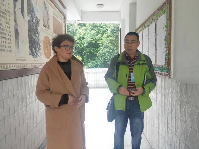 金牛区教育局督学刘凤安到成都市奥林小学进行工作检查