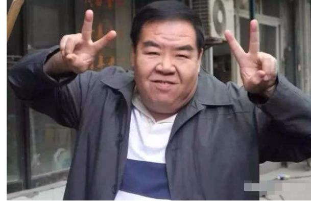 “肥猫”终于还清债务，买200万奔驰庆祝