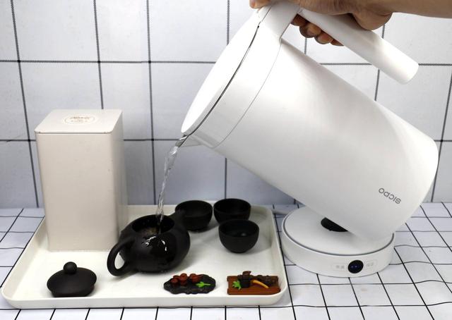 一句多喝热水太敷衍，用荣耀亲选施铂热水壶，一杯热水暖人心