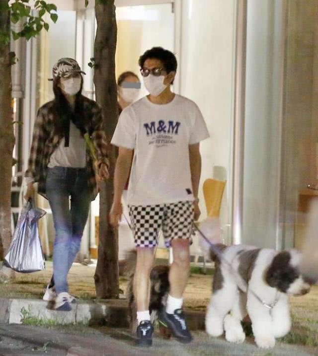 Takuya Kimura And Shizuka Kudo Are In The Same Frame And They Wear Checkered Couple Outfits Sweet And Greasy And Their Husbands Big Pants Are Eye Catching Luju Bar