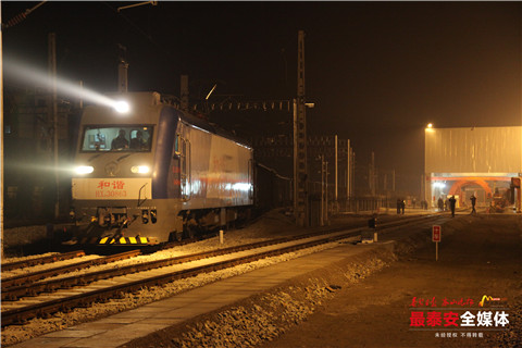 震撼200多米长50多节的运煤火车专列直接开进热电公司泰安热电公司日