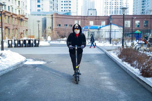 小巧便携，续航给力。体验COLORWAY科洛威成人电动滑板车