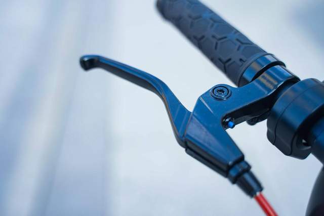 小巧便携，续航给力。体验COLORWAY科洛威成人电动滑板车