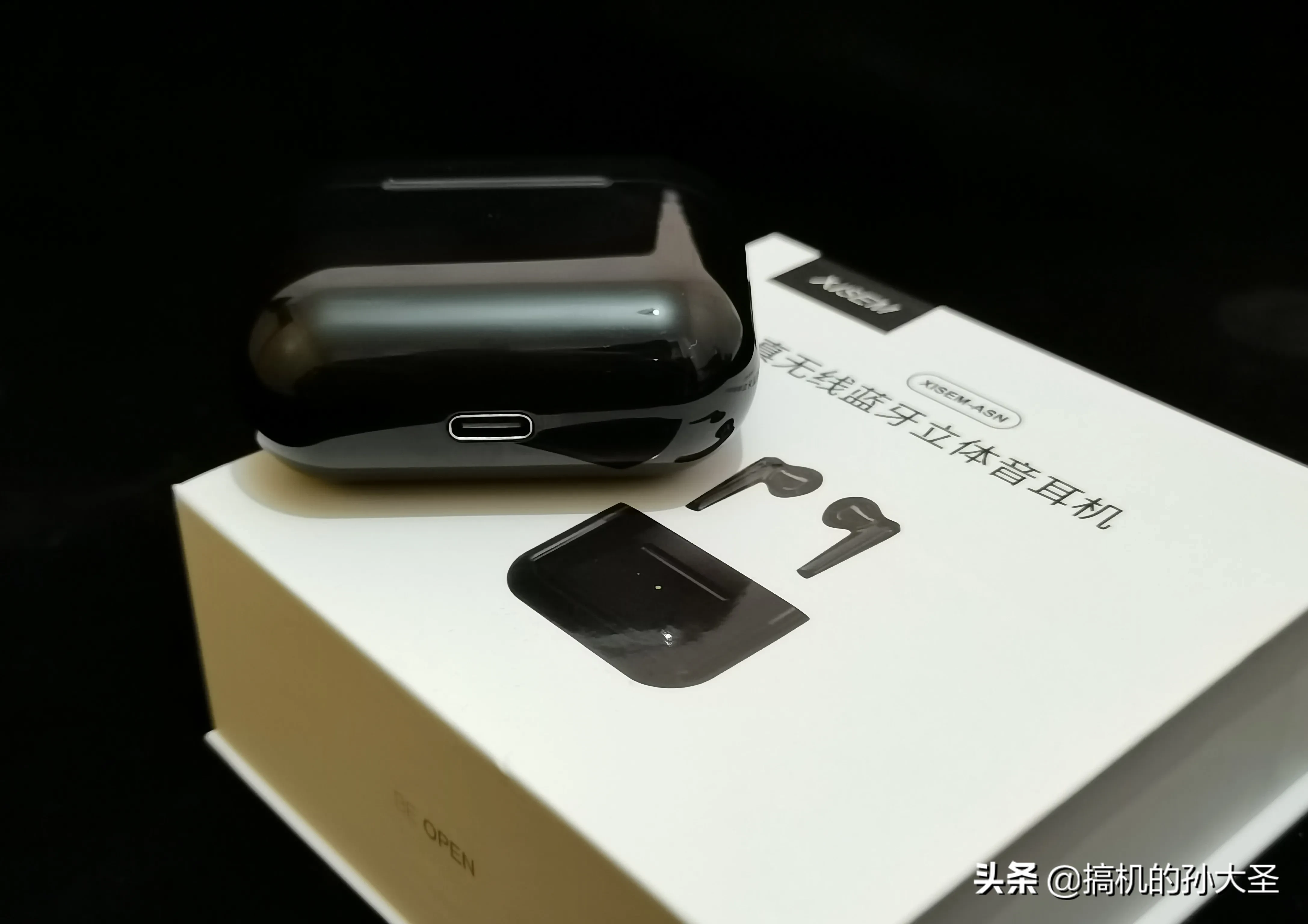 不足百元，却拥有立体声和真无线加持的蓝牙耳机