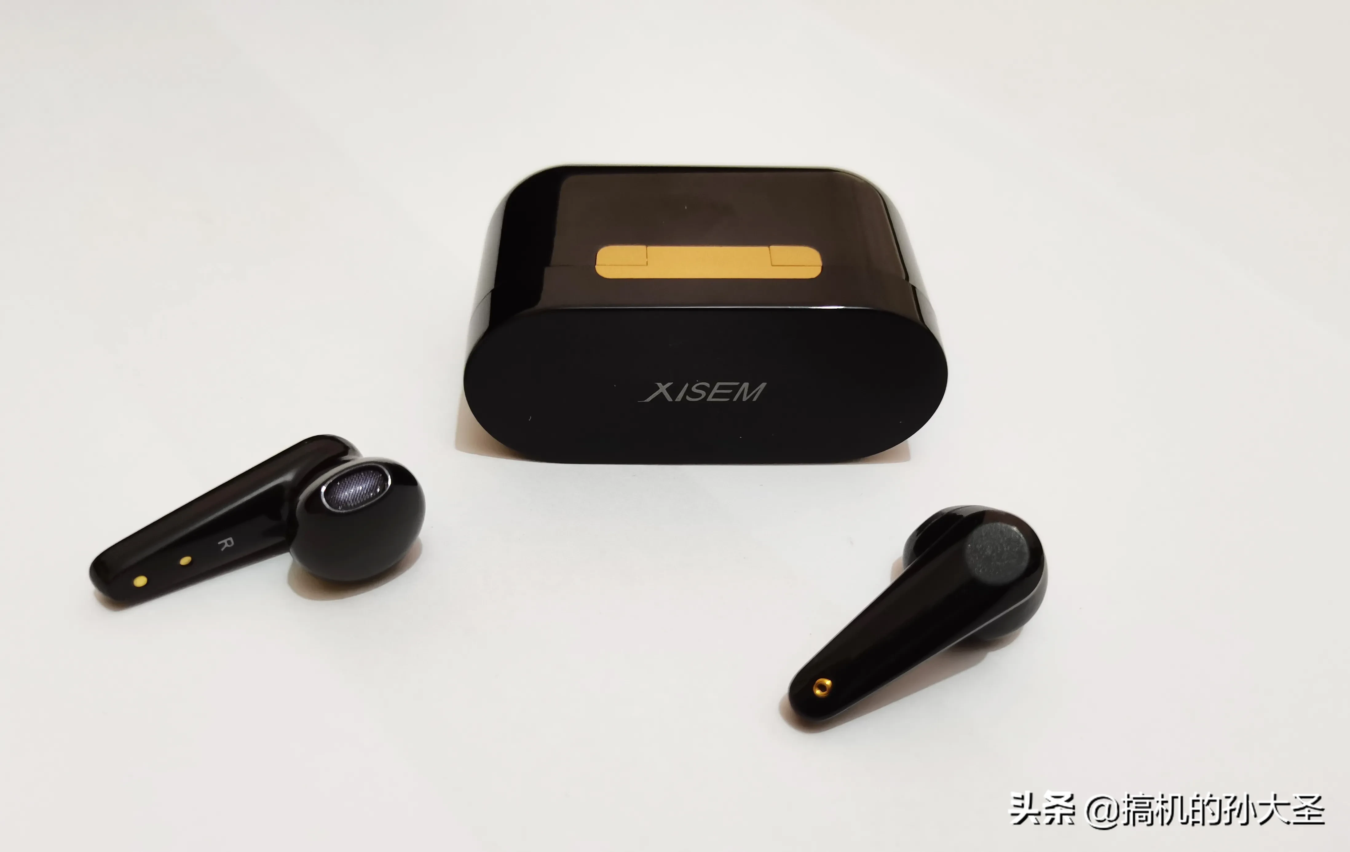 不足百元，却拥有立体声和真无线加持的蓝牙耳机