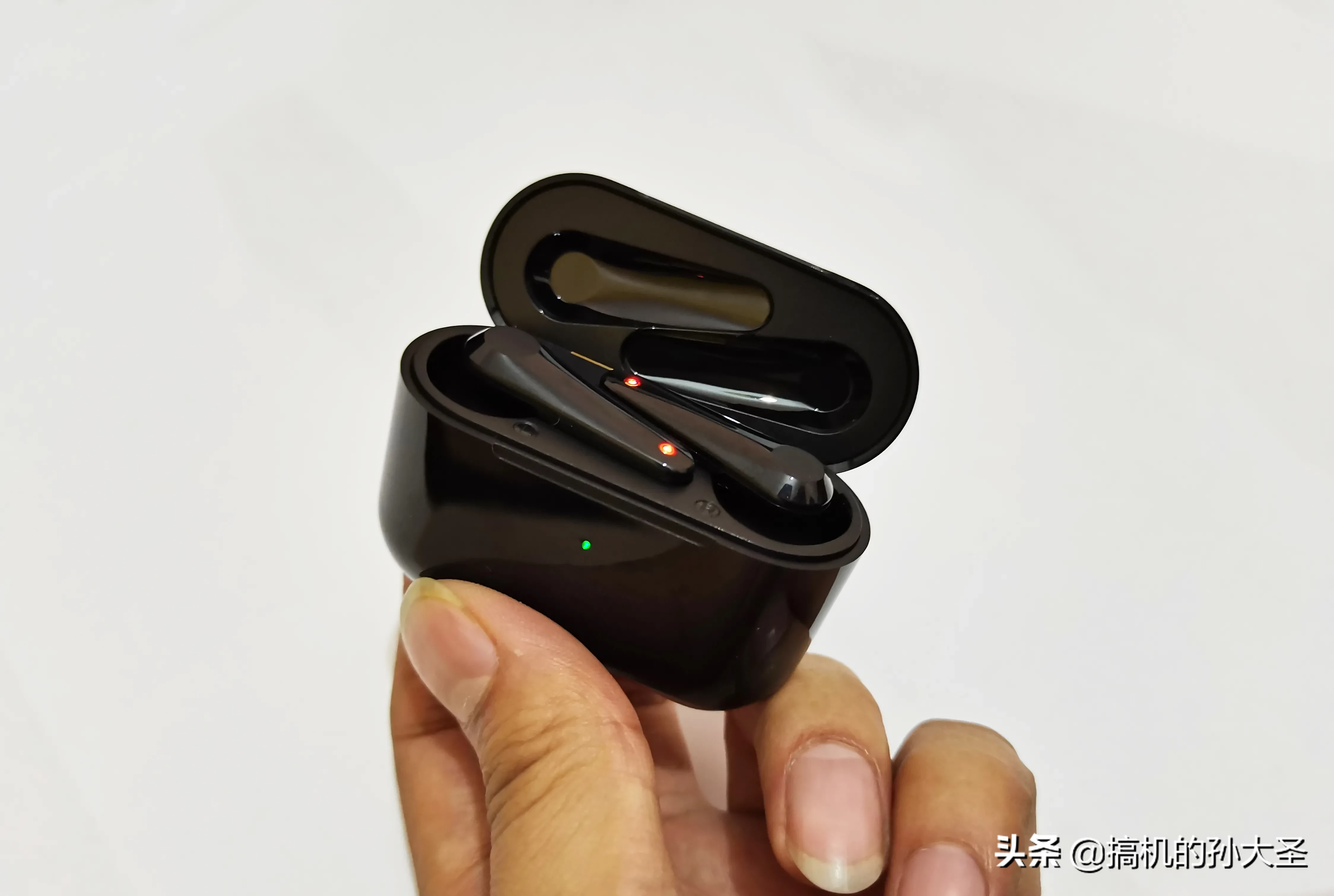 不足百元，却拥有立体声和真无线加持的蓝牙耳机