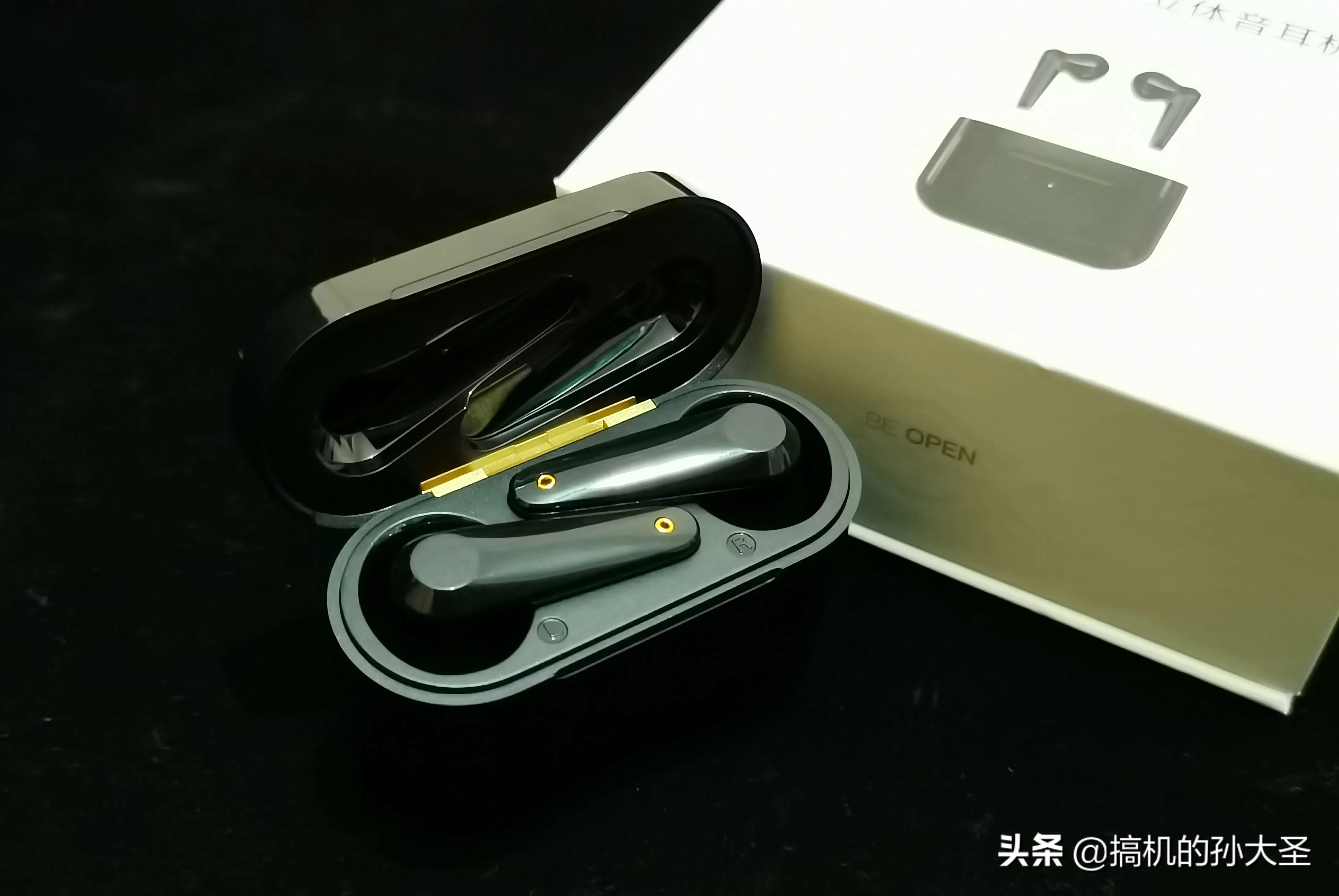 不足百元，却拥有立体声和真无线加持的蓝牙耳机