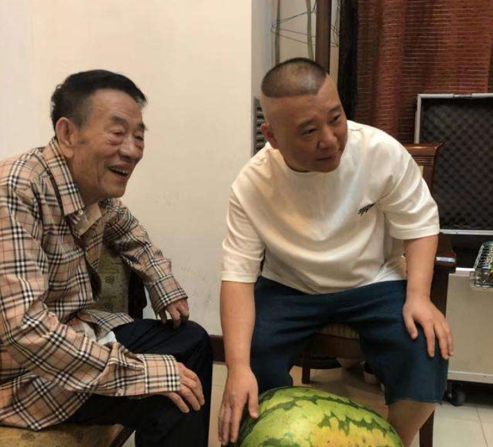 吃饭|郭德纲请客吃饭人均80元被嘲寒酸 双手搀扶显恭敬