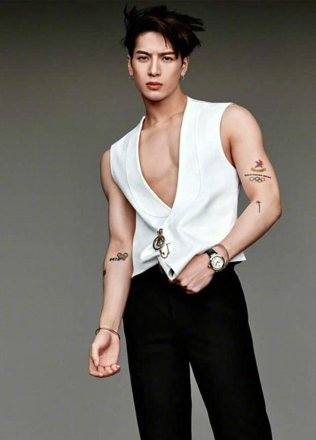 王嘉尔卡通式纹身可可爱爱但背后的故事超暖超有意义