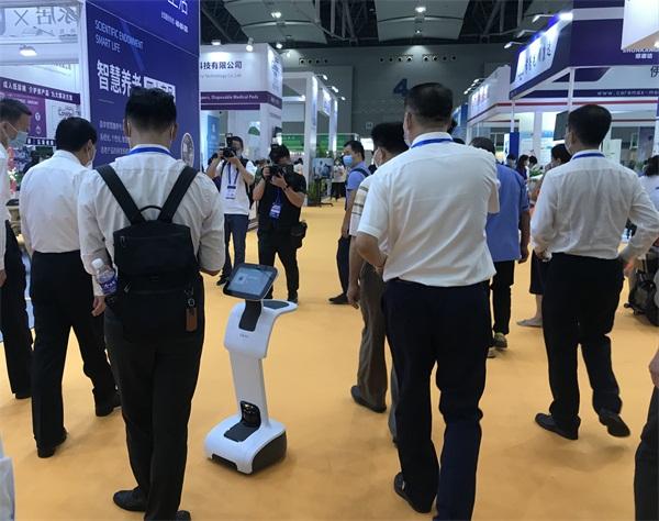 广州“老博会”举办 temi机器人“接地气”聚焦智慧养老