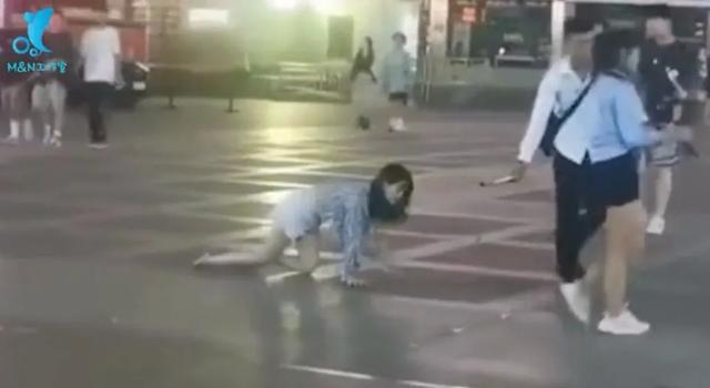 女主播当街栓链子学狗爬，看完我想给她刷个大火箭...