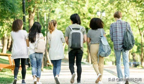 成批中国留学生离开澳洲，上网课无意义！签证申请暴跌88%！澳大学排名飙升，教授直呼：“全靠中国学生！”