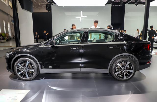 Polestar2极星起点较高，车身设计精简干练