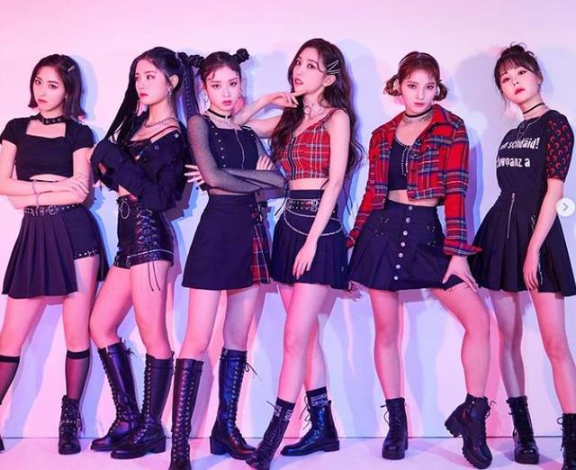 日前女团fanatics 其中四名成员进行直播时,工作人员考虑到成员穿着