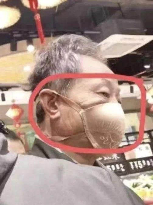 75岁网红大爷花式作死，宁愿坐牢也坚持拿蕾丝内裤当口罩…