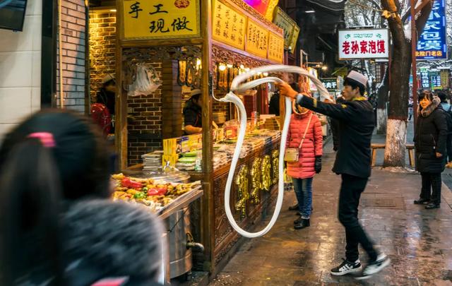 整条街都充满了浓厚的市井氛围,各种各样的清真食肆与摊点密密麻麻