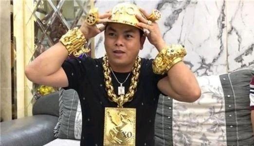 尝试朋友圈炫富定制服务后，我花十块钱钓了一卡车辣妹…