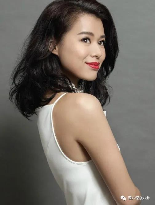 胡杏儿算是香港女演员中丑小鸭奔向白天鹅的代表之一了
