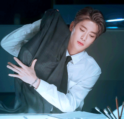 毕业典礼的那一天偶尔也会在ins上传自拍偶尔有约会打扮后见面的前辈