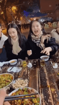 搞笑动图GIF图片：美女剪刀脚，好厉害！