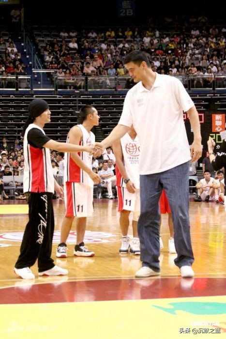Yao Ming Shows How Tall He Is Next To Ordinary People Inews Yao Ming Shows How Tall He Is Next To Ordinary People Inews