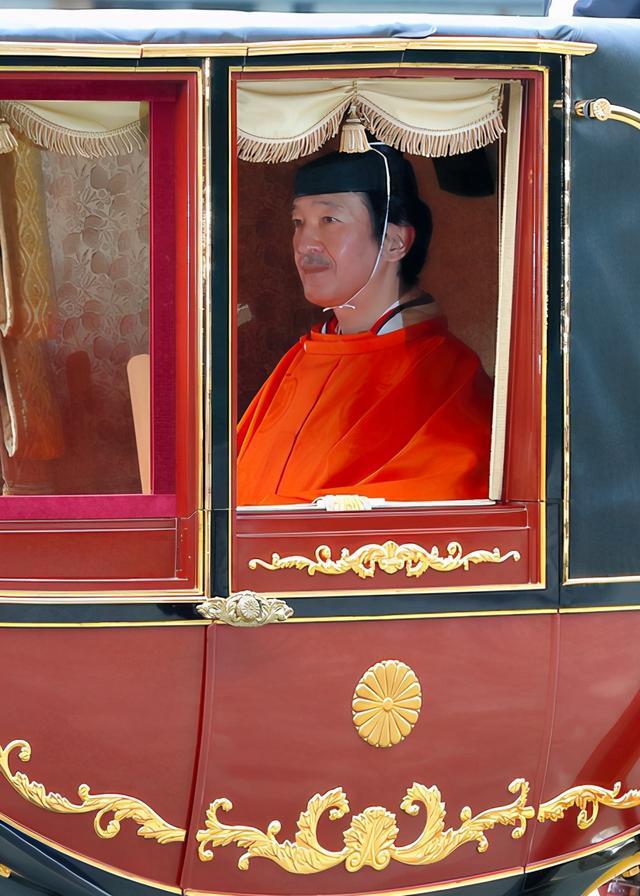 文仁亲王坐上马车来到了册封现场,这样的阵容堪比去年德仁天皇的册封