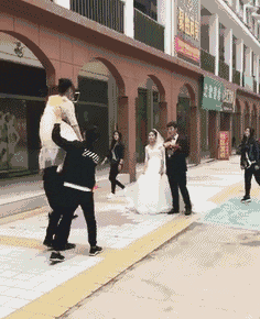 笑到肚子疼的GIF:你这么对新娘子开玩笑,迟早有一天坟头会长草的