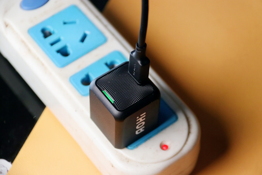 只有拇指大小的新氮化镓微型大功率充电器：AOHI 30W上手实测