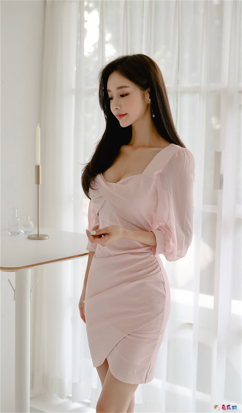 孙允珠丨粉黛芳蜜褶皱立体半袖包臀裙