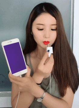 爆笑动图GIF图片：本想英雄救美，结果一下子就尴尬了