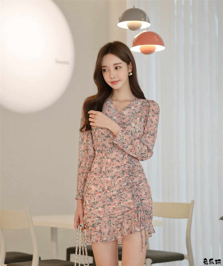 孙允珠：丹雪雅梦粉杏絮柳碎花丝纺裙