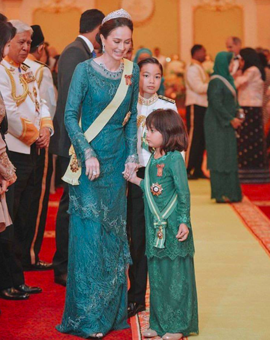 The 9 Year Old Princess Of Malaysia Is So Cute Appeared In Parent Child Costumes Pouting And Selling Cute And Funny High Cold Queen Inews