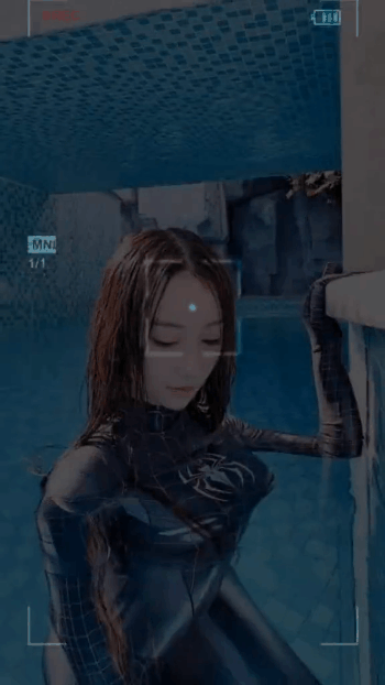 美女内涵图片GIF：腰力不错，表情也很到位