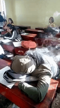 搞笑动图GIF：力太大，妹子这样做肯定是有效果的吧！