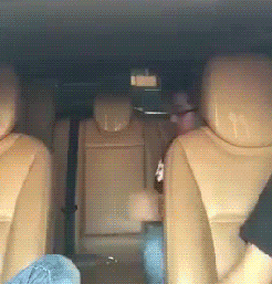 搞笑GIF合集：敢在车里这么玩，哥们是个狠人啊