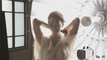 美女图片邪恶动态图：都湿了，快上来换衣服！