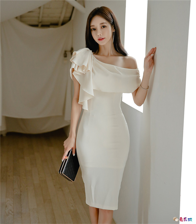 孙允珠丨凤蝶幽梦白鸢尾芳荷露肩礼裙