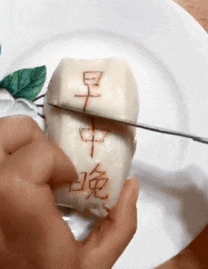 搞笑GIF趣图：有这样的爹爹当陪练，何愁孩子不失败