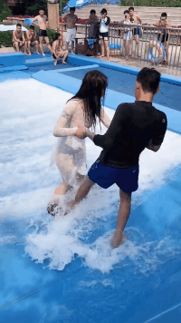 笑到肚子疼的GIF:你这么对新娘子开玩笑,迟早有一天坟头会长草的
