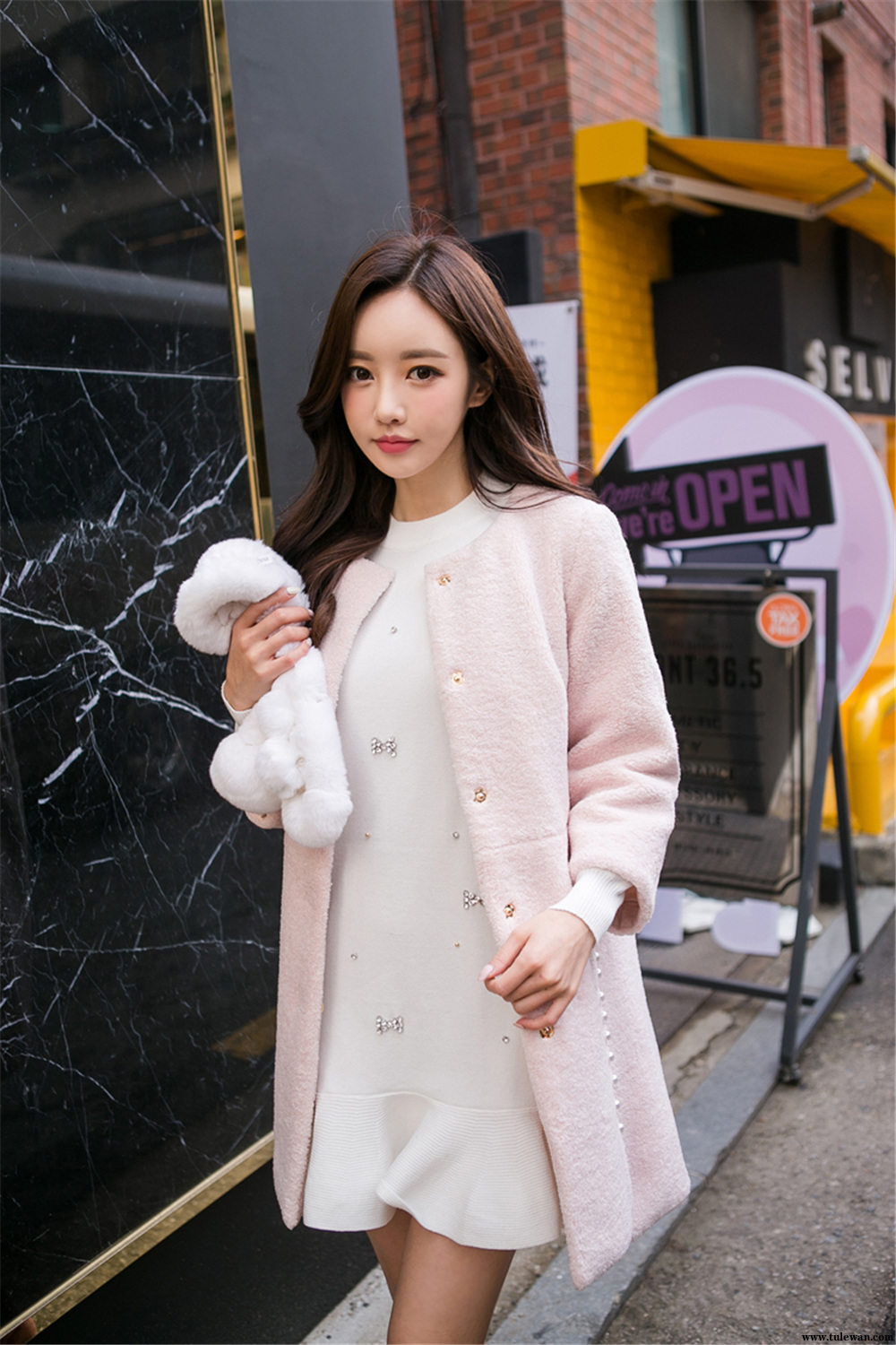 孙允珠丨玻璃镶珠红粉丽人细呢绒风衣