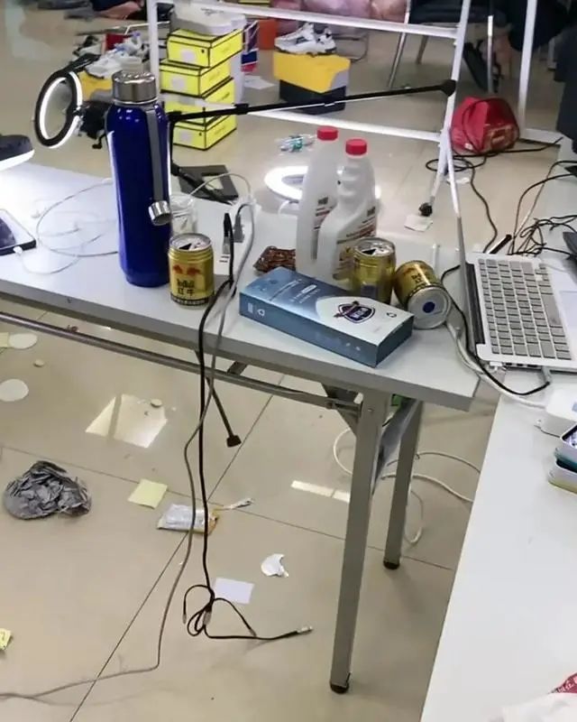 爆红童星沦为三线主播，直播现场竟被砸了场子…