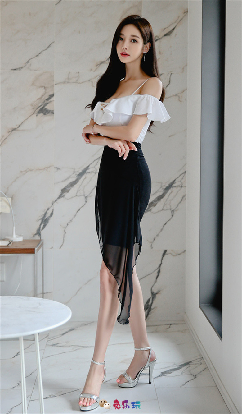 孙允珠：简约芦花白凌清雅深黑撞色裙